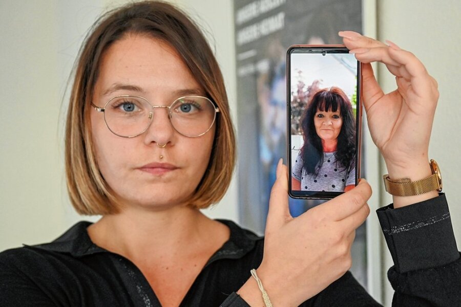Chemnitzerin in der Türkei:  Koma dauert an - Kosten nicht geklärt - Monique Elsmann zeigt ein Foto ihrer Mutter. Sie liegt seit 18. Oktober im Koma. 