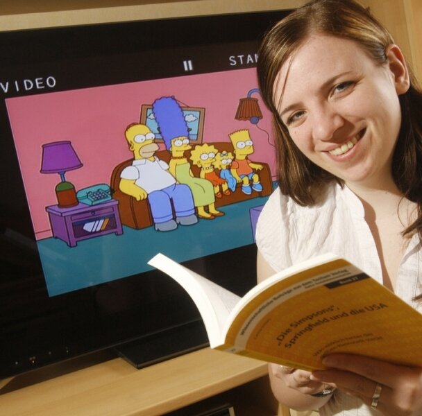 Chemnitzerin lüftet das Simpson-Geheimnis - 
              <p class="artikelinhalt">Soziologiestudentin Carina Schierz schuf jetzt mit ihrem Buch "Die Simpsons, Springfield und die USA" eine wissenschaftliche Verbindung von Chemnitz zum Heimatort der Trickfilm-Familie. Andreas Truxa</p>
            