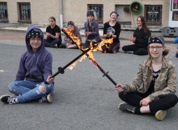 Chilene gibt Workshop in Stollberg: Spiel mit dem Feuer kommt bei den Jüngsten gut an - Die beiden Neulinge bei den Spielfreunden, Sarah Kollock (links) und Lara Uhlmann, präsentierten ihre Choreografie mit Feuerschwertern. 