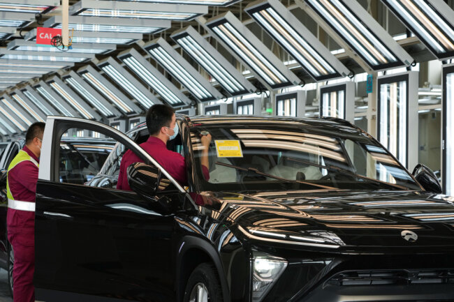 Techniker arbeiten an einer Fahrzeug-Produktionslinie in der Produktionsstätte des Autoherstellers NIO in Hefei in der ostchinesischen Provinz Anhui.