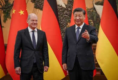 China-Reise: Deutsche Firmen erwarten Rückhalt vom Kanzler - Bundeskanzler Olaf Scholz zusammen mit Chinas Präsident Xi Jinping in der Großen Halle des Volkes in Peking. (Archiv)