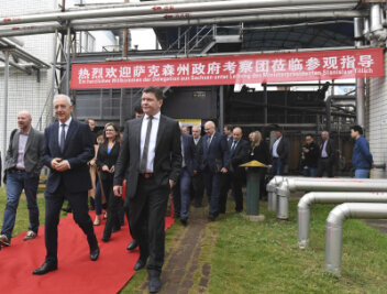 China setzt bei Umwelt und Autobau auf Sachsens Know-how - Sachsens Ministerpräsident Stanislaw Tillich (CDU) hat am Freitag mit der Delegation aus dem Freistaat eine Wasseraufbereitungsanlage an einer Tabakfabrik im chinesischen Wuhan besucht.
