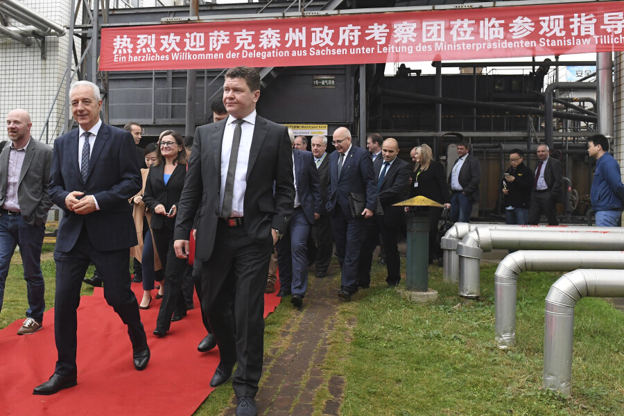 China setzt bei Umwelt und Autobau auf Sachsens Know-how - Sachsens Ministerpräsident Stanislaw Tillich (CDU) hat am Freitag mit der Delegation aus dem Freistaat eine Wasseraufbereitungsanlage an einer Tabakfabrik im chinesischen Wuhan besucht.