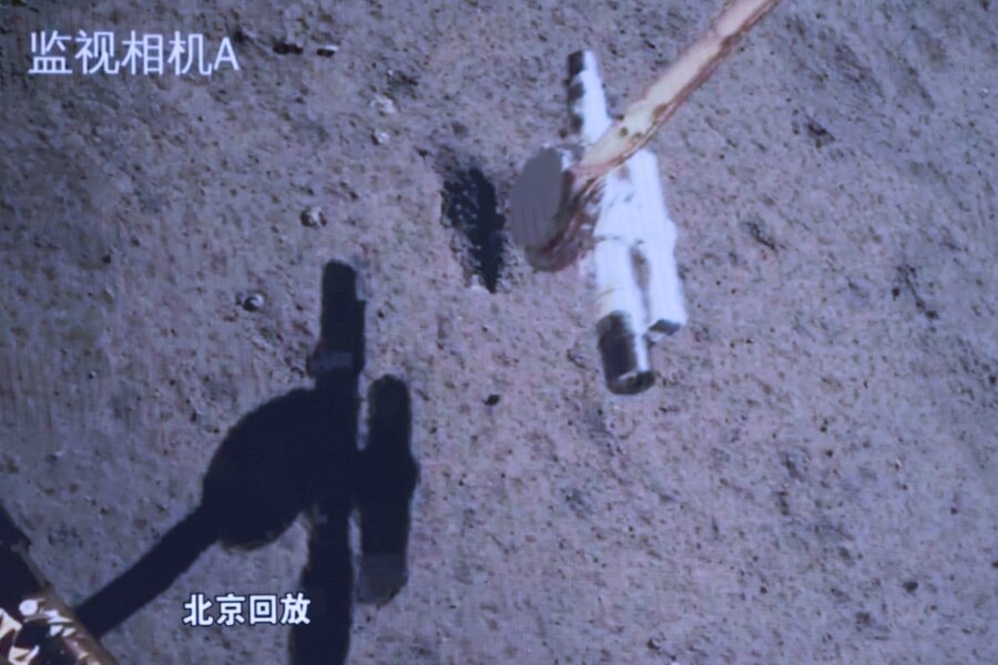 Chinas Raumkapsel mit Mondgestein zurück auf der Erde - Dieses Bild, das einer Bildschirmaufzeichnung im Beijing Aerospace Control Center (BACC) entnommen wurde, zeigt die Chang'e-6-Sonde, die Proben auf dem Mond sammelt.