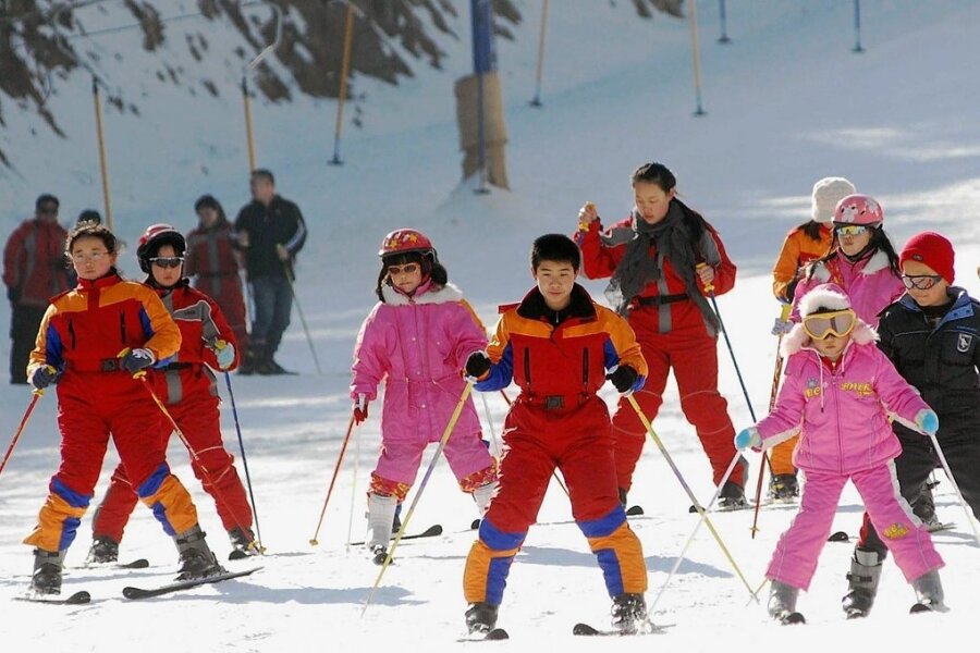 Mehr als zwei Millionen Schüler in China haben mittlerweile Wintersportunterricht. Hier üben Kinder das Skifahren an einem Schneehang im Skigebiet Yantai in der chinesischen Provinz Shandong. 