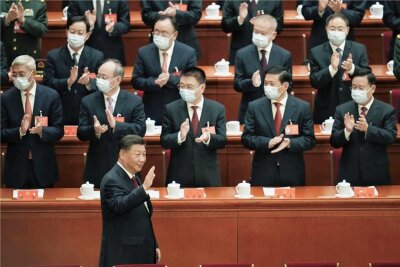 Chinas Xi Jinping und der Sturm am Horizont - Chinas Kommunistische Partei startete am Sonntag ihren Parteitag. Staatschef Xi Jinping ist hier bei der Eröffnungszeremonie des 20. Nationalkongresses der KP zu sehen. Kurz danach hielt er seine richtungsweisende Eröffnungsrede. 