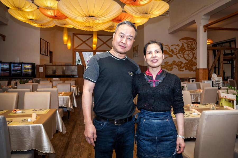 Chinesisches Neujahr: Asia-Restaurants in Zwickau empfehlen Reservierung fürs Wochenende - Inhaberin Chunmei Hu und ihr Gatte Xuguang Li im „Sun House Mädler“ an der Wildenfelser Straße in Oberhohndorf. Beide sind im Jahr des Affen geboren.