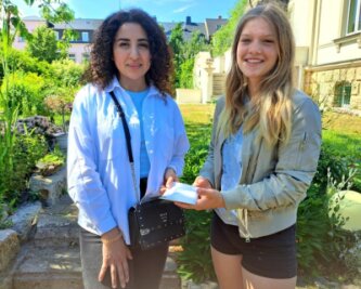 Chirurgin will Verletzten helfen - Alvina Andriiasova (li.) hat von Amelie Neuber eine Geldspende der Schüler der Klasse 7.1 des Freiberger Schollgymnasiums erhalten.