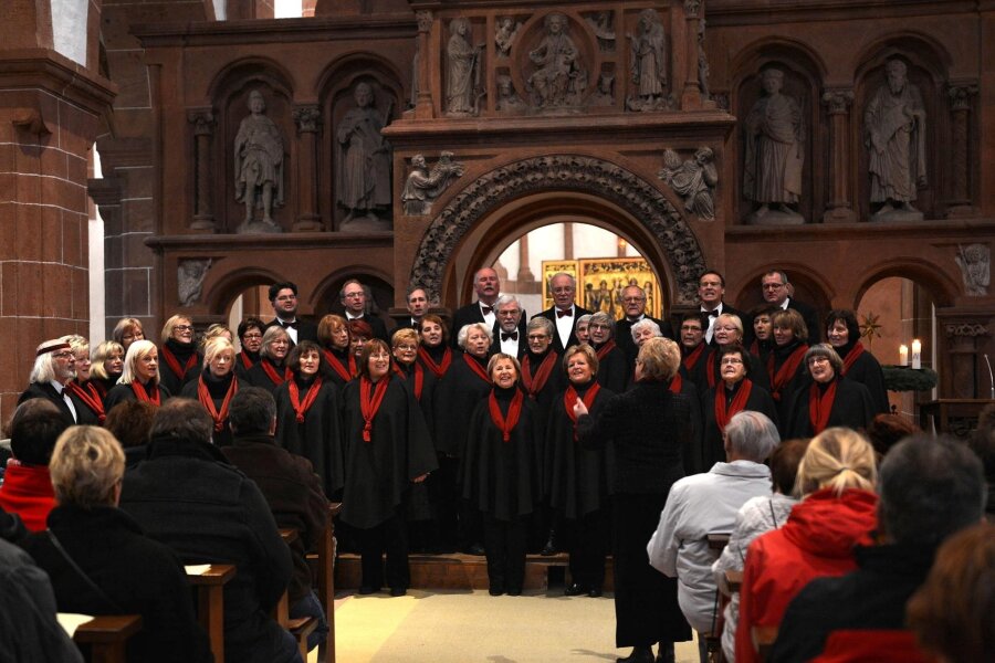 Chor singt sogar Gospel in Basilika in Wechselburg - Das Weihnachtskonzert in der Wechselburger Basilika hat Tradition. Hier ein Bild von 2014.