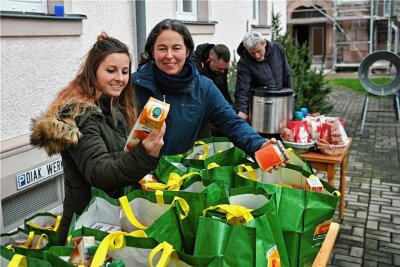 Christbaum-Aktion in Rochlitz bringt Bedürftigen Freude - In Rochlitz beschenkten Diakonie-Mitarbeiter, im Bild Marlen Neumann (l.) und Kerstin Rudolph, bedürftige Leute.