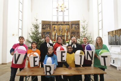 Christen feiern neuen Kirchenbezirk Vogtland - Die Gemeindepädagogen machten die Fusion anschaulich, indem sie sich und den Anwesenden farbige Bälle zuspielten und diese im Altarraum mit der Beschriftung "vereint" präsentierten.