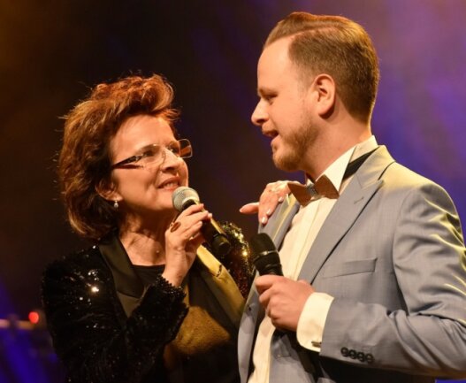 Sangen im Duett: Christian Gebhardt und Monika Martin. Die Österreicherin war Stargast der Show am Samstagabend im König-Albert-Theater Bad Elster. 
