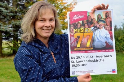 Christliches Musical über Schuld und Vergebung - Claudia Drechsel mit einem Plakat zur Musicalaufführung am Donnerstag in der St. Laurentiuskirche Auerbach.
