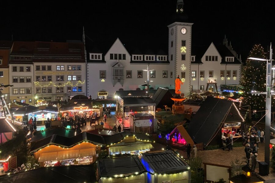 Abendlicher Blick auf den Freiberger Christmarkt.