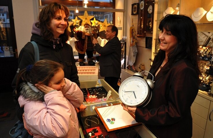 Christmarkt lockt Kunden in die Geschäfte - 
              <p class="artikelinhalt">Anita und Mutter Peggy Takev ließen sich im Uhrmachergeschäft am Freiberger Obermarkt von Mitarbeiterin Anke Schneider beraten.</p>
            