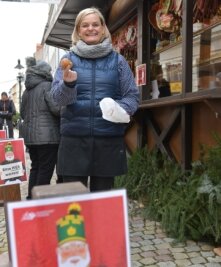 Christmarkthändler bieten Waren feil - In der "Weihnachtsbäckerei" bietet Madeleine Antrag aus Chemnitz auch Krapfen an. 