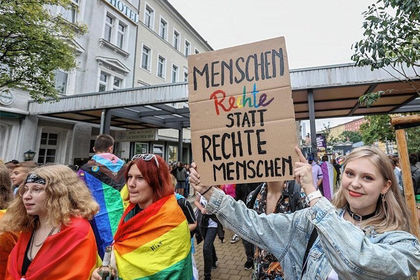 Christopher Street Day in Chemnitz: Bürgermeisterin eckt mit kritischer Bemerkung zum Gendern an - Etwa 1000 Menschen hatten sich zum Christopher Street Day in Chemnitz versammelt. 