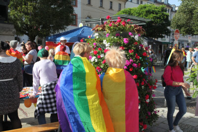 Christopher Street Day in Zwickau: Wo Diskriminierung zum Alltag gehört - Viele CSD-Besucher waren mit Regenbogenfahnen auf den Ostspiegel des Hauptmarktes gekommen. 