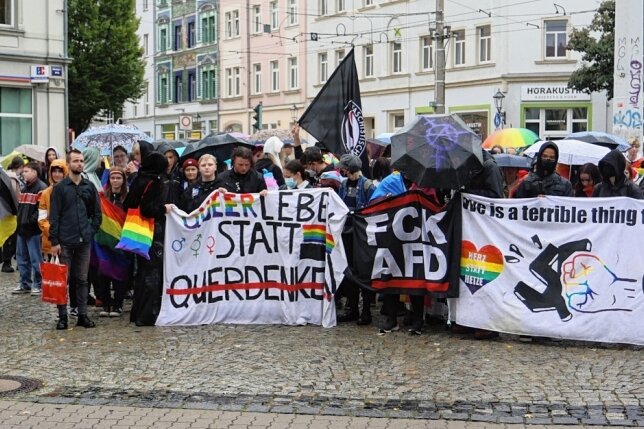 Mit einem Umzug begann der Christopher Street Day am Samstag in Zwickau. Auf dem Georgenplatz machten die rund 300 Teilnehmenden Stopp für eine kleine Kundgebung, bei der es unter anderem um die Rechte für Transmenschen ging. 
