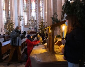 Christvesper live aus Sankt Annenkirche - Regisseur Götz Filenius probt mit den Kindern das Aufstellen der Krippenfiguren für die Christvesper am Heiligabend. 