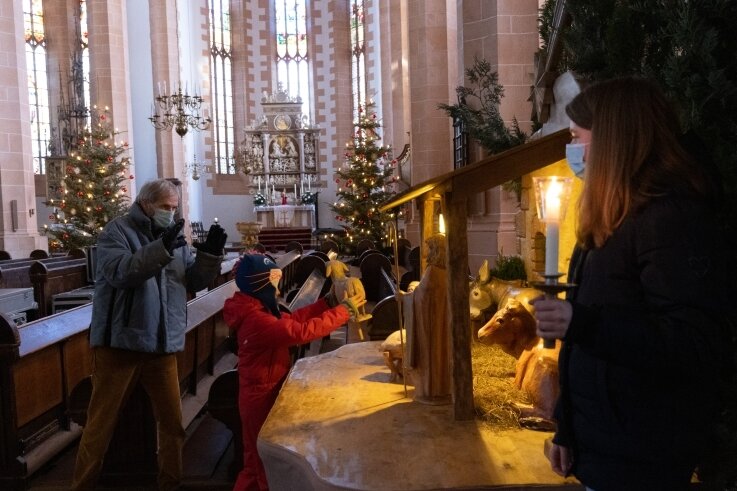 Regisseur Götz Filenius probt mit den Kindern das Aufstellen der Krippenfiguren für die Christvesper am Heiligabend. 