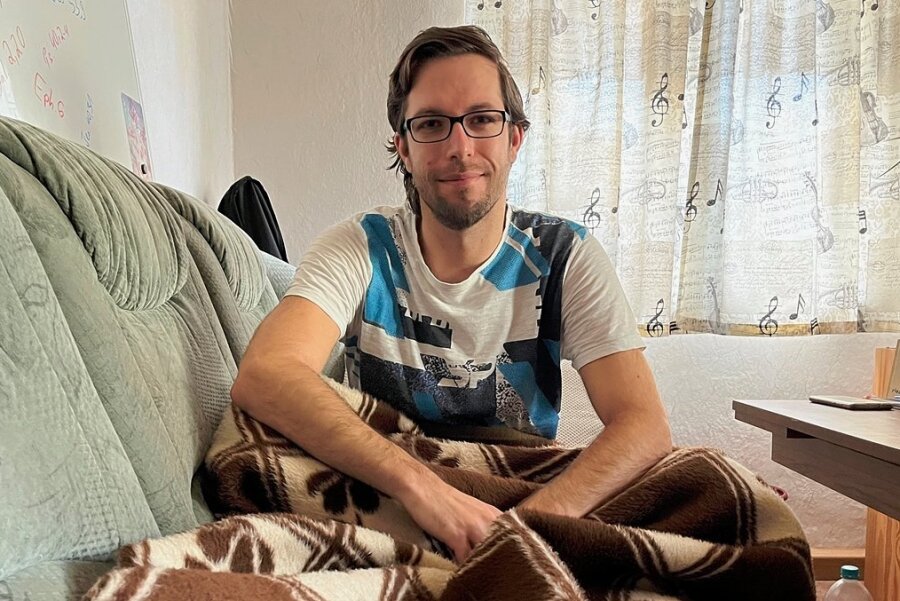 Christoph Bauer ist 33 Jahre alt und an ME/CFS erkrankt. Nachdem er morgens sein Bett verlassen hat, beginnen fünfzehn Stunden, die er auf diesem Sofa liegen wird. 