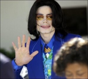 CHRONOLOGIE: Die Ära des "King of Pop" - Bereits mit vier Jahren stand Michael Jackson, der am Donnerstag mit 50 Jahren verstarb, auf der Bühne - mit seinen Brüdern in der Band "Jackson Five". Sein Management bestreitet zuletzt gesundheitliche Probleme, Jacksons Gesundheit sei "fantastisch". Am 25. Juni stirbt er 50-jährig in Los Angeles.(Archivfoto)