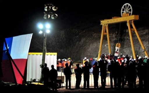 CHRONOLOGIE: Happy End für die verschütteten Bergleute - Nach gut zwei Monaten ist die mit Spannung erwartete Rettungsaktion für die eingeschlossenen Bergleute in Chile erfolgreich angelaufen. Mehr als zwei Monate mussten die 33 Grubenarbeiter ausharren, bis der enge Schacht zu ihrer Rettung bereitstand.