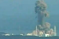 Die Erdbeben- und Tsunami-Katastrophe in Japan mit tausenden Toten hat die wohl größte atomare Katastrophe des Landes ausgelöst. Im Atomkraftwerk Fukushima 1 spitzt sich die Lage weiter zu, in mehreren Reaktoren wird eine Kernschmelze befürchtet. Das Foto zeigt die Explosion von Reaktor 3 am Montag.