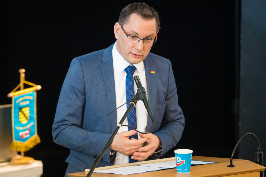 Chrupallas Medizin - Tino Chrupalla, Bundesvorsitzender der Alternative für Deutschland (AfD), auf dem Parteitag des Landesverbandes Sachsen.