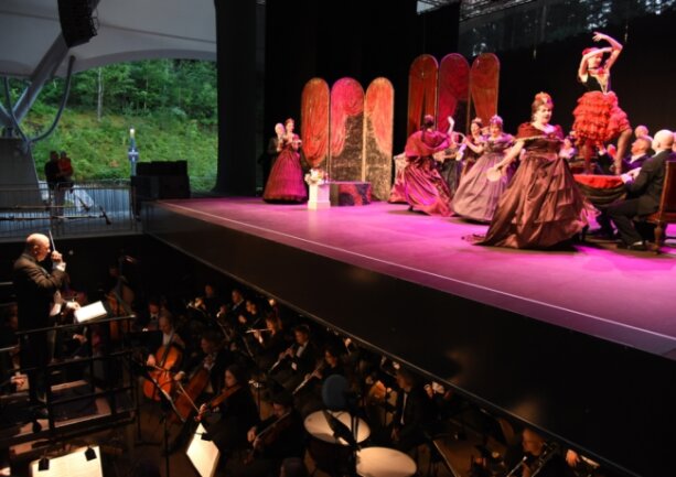 Klassik zieht in Bad Elster nicht nur am Theaterplatz: Am 1. Juli dirigierte Generalmusikdirektor Florian Merz "La Traviata" im Waldpark, 2023 geht der Verdi-Zyklus an gleicher Stelle mit Nabucco am 30. Juni weiter. 