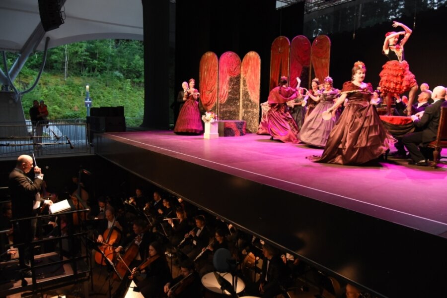 Klassik zieht in Bad Elster nicht nur am Theaterplatz: Am 1. Juli dirigierte Generalmusikdirektor Florian Merz "La Traviata" im Waldpark, 2023 geht der Verdi-Zyklus an gleicher Stelle mit Nabucco am 30. Juni weiter. 