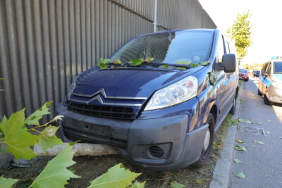 Citroën prallt gegen Baum: Fahrer schwer verletzt - 