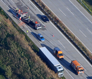 Citroen prallt auf A4 auf Schilderwagen - Zwei Schwerverletzte - Nach dem Unfall auf der A4 standen viele Autofahrer im Stau.