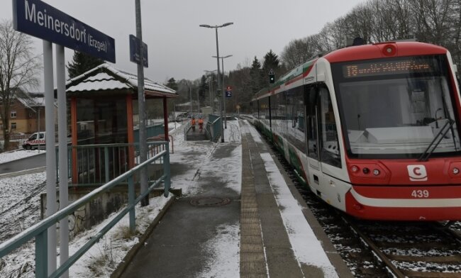Der Bahnhof in Meinersdorf. Gleich daneben befinden sich Bushaltestellen. Die Linie 190 verkehrt jetzt hier sogar im Anschlusssystem.