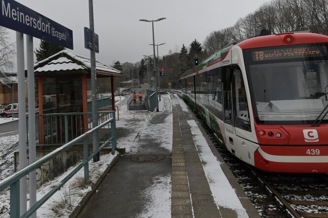 Der Bahnhof in Meinersdorf. Gleich daneben befinden sich Bushaltestellen. Die Linie 190 verkehrt jetzt hier sogar im Anschlusssystem.