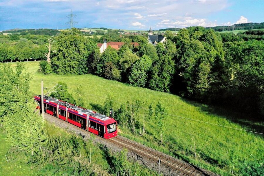 City-Bahn strafft auf der C11-Linie die Fahrzeiten - Eine Bahn der Linie C11 bei Klaffenbach. 