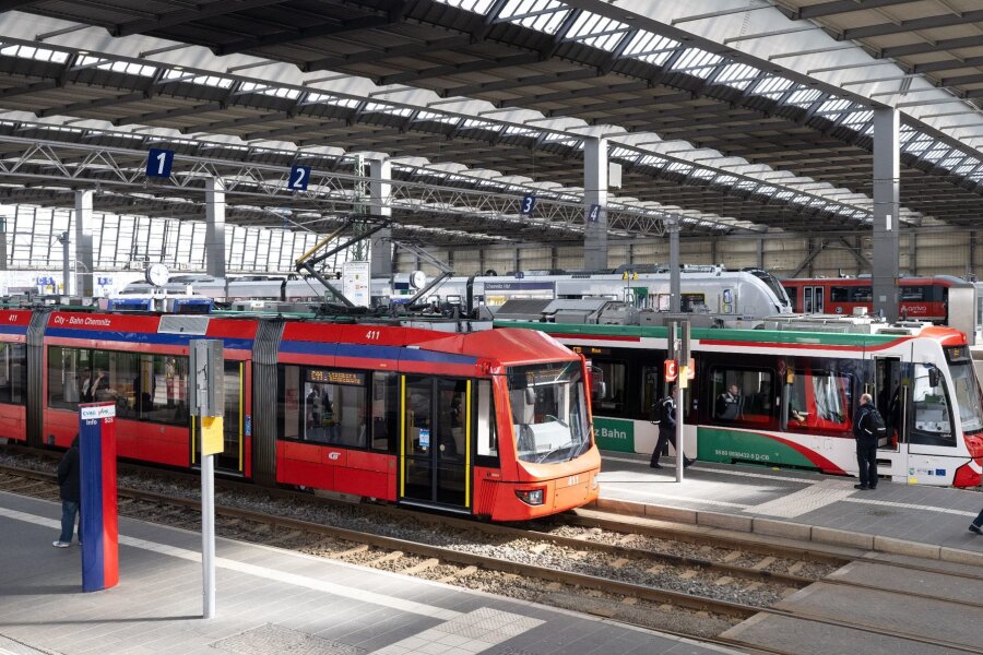 City-Bahn-Tarifstreit eskaliert: Streikdauer offen - Züge der City-Bahn halten im Hauptbahnhof in Chemnitz neben Regionalbahnen.