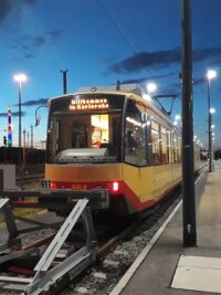 City-Bahn: Test für Spannungswechsel - Zu Testfahrten derzeit in Chemnitz am Hauptbahnhof stationiert: ein Fahrzeug des Karlsruher Modells. 