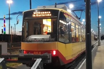 City-Bahn: Test für Spannungswechsel - Zu Testfahrten derzeit in Chemnitz am Hauptbahnhof stationiert: ein Fahrzeug des Karlsruher Modells. 