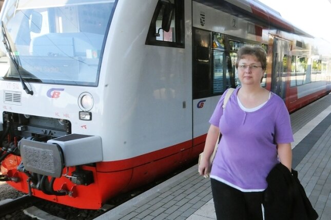
              <p class="artikelinhalt">Anja Langer auf dem Glauchauer Bahnhof. Die junge Frau fährt täglich per Citybahn zur Arbeit - und sie hofft, dass das auch künftig so bleibt. </p>
            