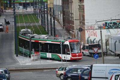 Citybahn testet neue Tramtrasse - Eine Citybahn fährt am Donnerstag zur Probe auf der neuen Strecke zwischen Bernsdorfer Straße und Stadlerplatz.