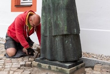 Clara Zetkin steht wieder am Platz - Mitarbeiter der Firma Delling Bau GmbH Claußnitz stellten das Denkmal wieder auf. 
