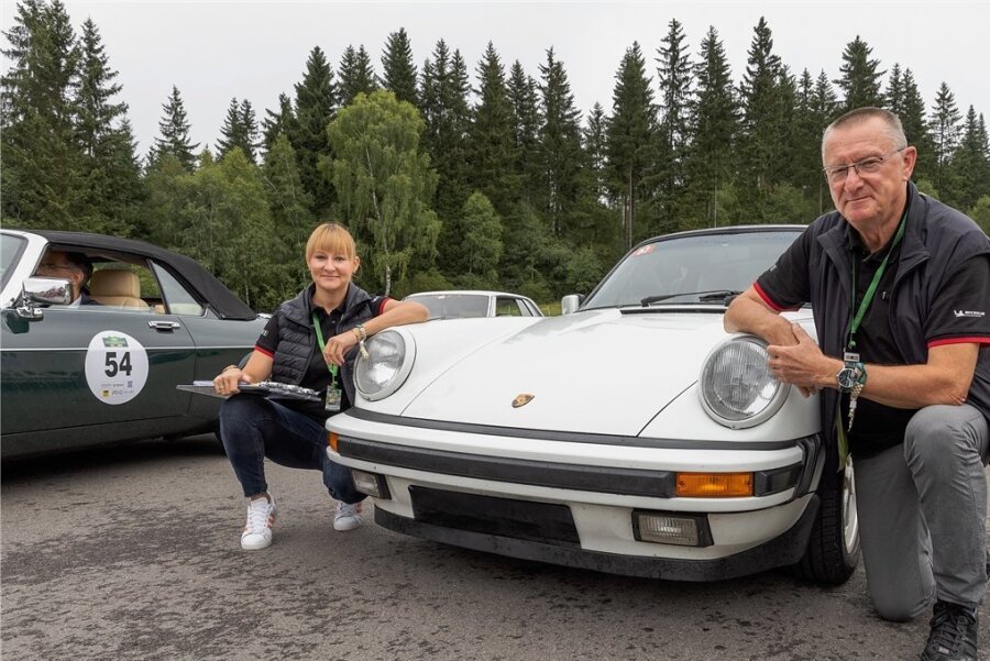 Classic Rallye: Oldtimerbesitzer machen Station in Oberwiesenthal - Peter Weidinger, hier mit seiner Tochter Katja bei der Rallye 2021, ist auf der Starterliste zu finden. Der 64-Jährige Hormersdorfer - in der Motorsportszene kein Unbekannter - hatte vor zehn Jahren den Porsche Carrera 3.2 Targa, Baujahr 1988, gekauft. Weidinger ist Vorstandsmitglied für Sport beim ADAC Sachsen und seit Jahren in den Rallye-Starterlisten zu finden. Foto: Ronny Küttner/Archiv