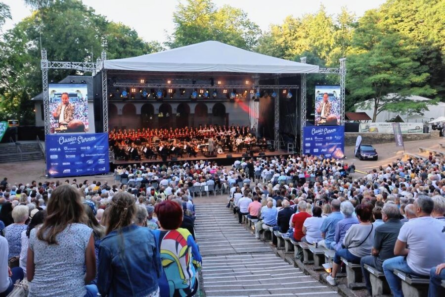 „Classics unter Sternen“ in Zwickau: Großer Gesang, Genuss und Gänsehaut - Mehr als 3000 Zuhörer genossen die "Classics unter Sternen" bei perfektem Wetter auf der Freilichtbühne.
