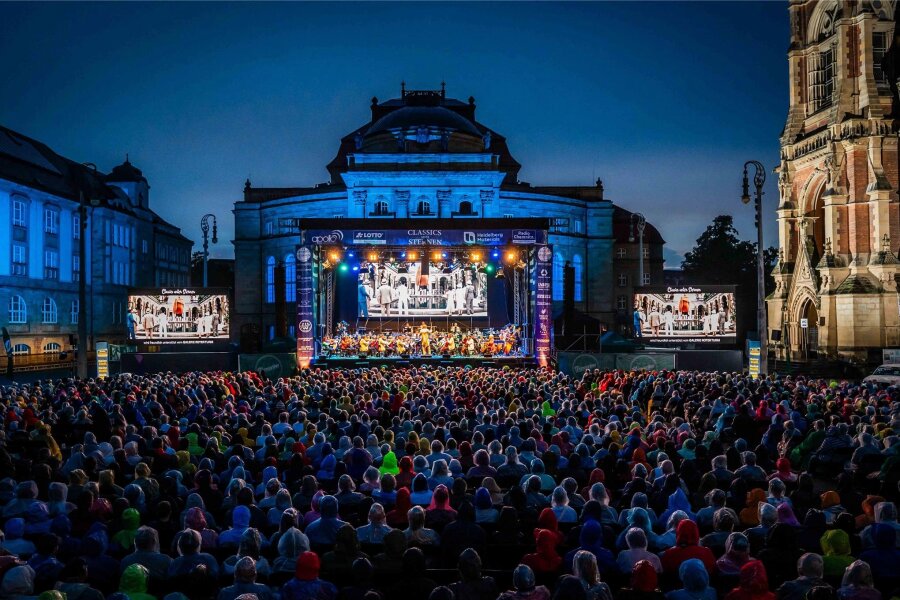 Classics unter Sternen vor ausverkauftem Theaterplatz in Chemnitz - Das Konzert fand vor einem prall gefüllten Theaterplatz statt.