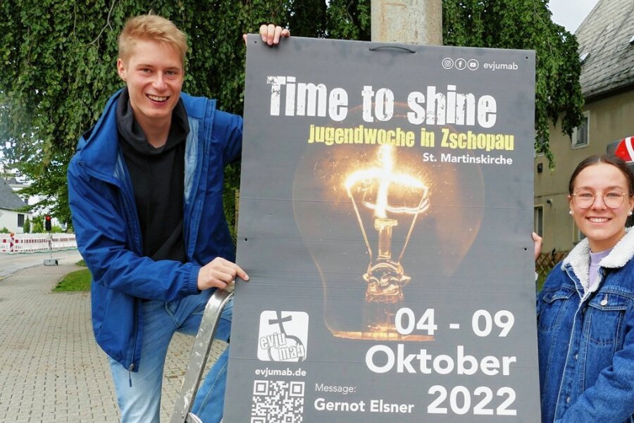 Claudia Lein und Johann Mende aus Gornau wollen das Licht für andere sein - Um auf die Jugendwoche aufmerksam zu machen, haben Johann Mende und Claudia Lein auch in ihrem Heimatort Gornau Plakate aufgehängt.