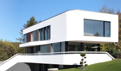 Claus Koschmieder und seine künstlerische Bauart - Ein typisches Haus der Koschmieder Bau GmbH: viel Glas, Großzügigkeit, sanfte Rundungen. 