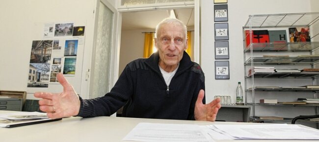 Claus Weisbach begeht 90. Geburtstag - Architekt Claus Weisbach in seinem Plauener Büro. 