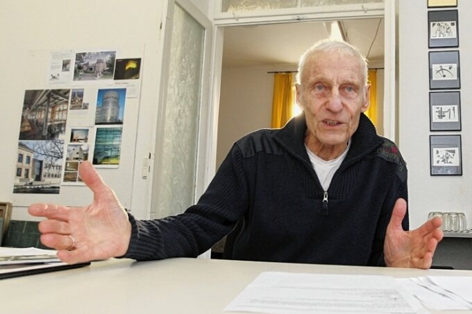 Claus Weisbach begeht 90. Geburtstag - Architekt Claus Weisbach in seinem Plauener Büro. 